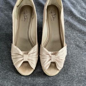 Life Stride beige shoes